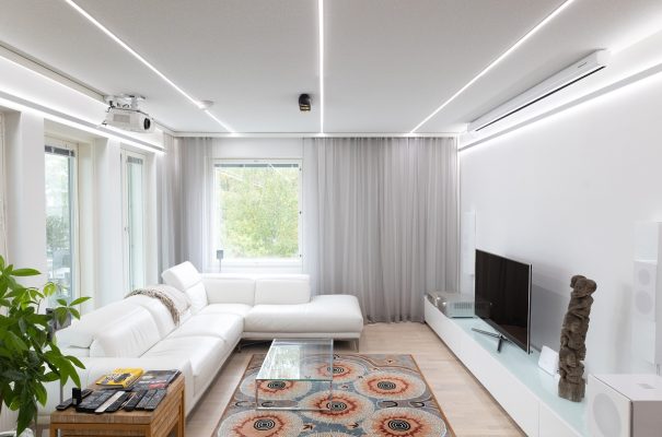 On the ceiling and on the wall, LED lighting, the light opens both upwards and downwards. © LedStore - LedStore Katossa ja seinällä led-valonauhavalaistus, valo avautuu sekä ylös että alaspäin. © LedStore