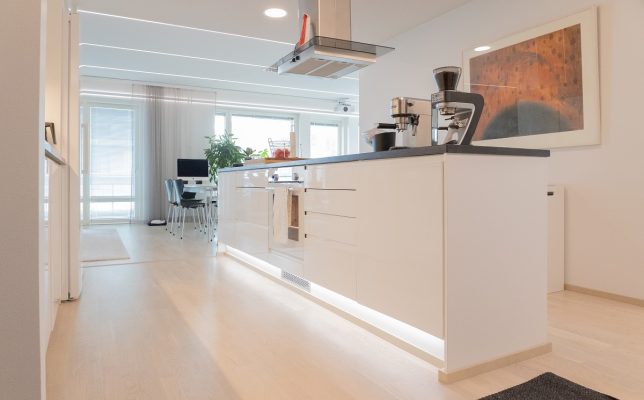 LED strip illuminating the plinth of the kitchen island as accent lighting. ©LedStore - LedStore Sokkelin valaistus 7,2W/m led-nauhalla keittiössä.