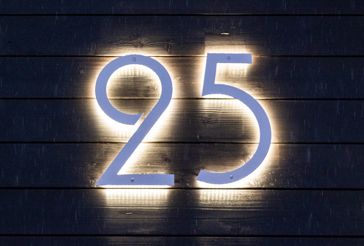 LED lights placed behind the numbers 2 and 5 make it stand out clearly against the dark wall. 