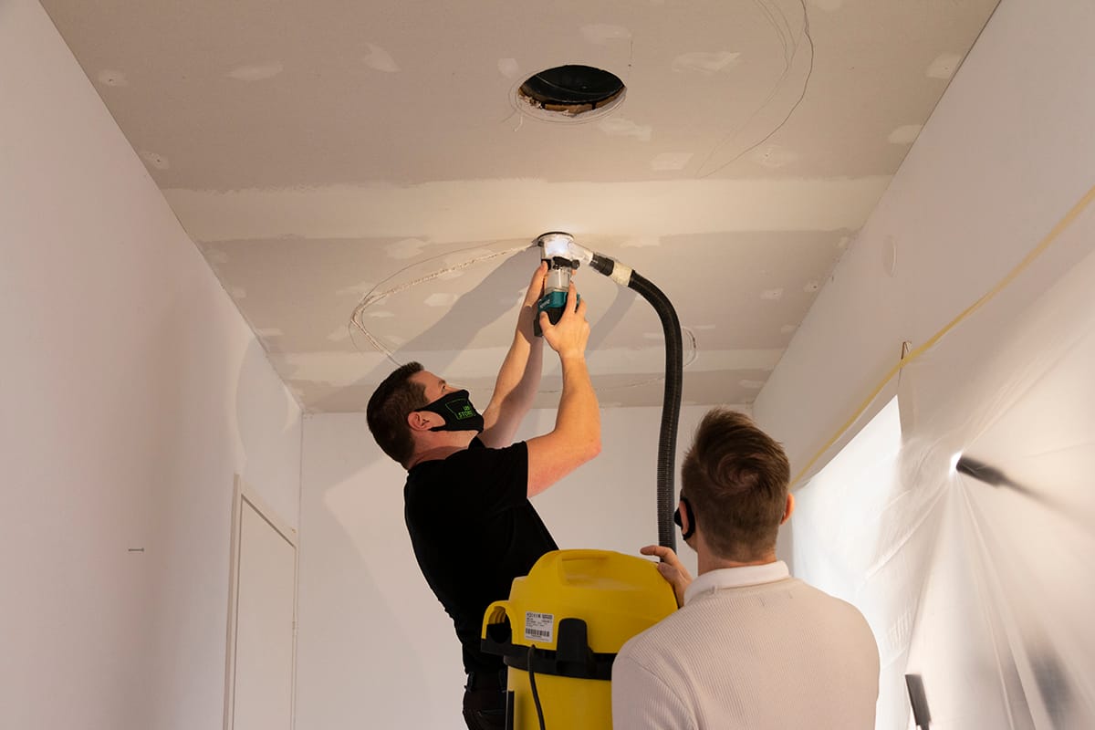 Curved shapes are obtained on plasterboard with a hand milling machine