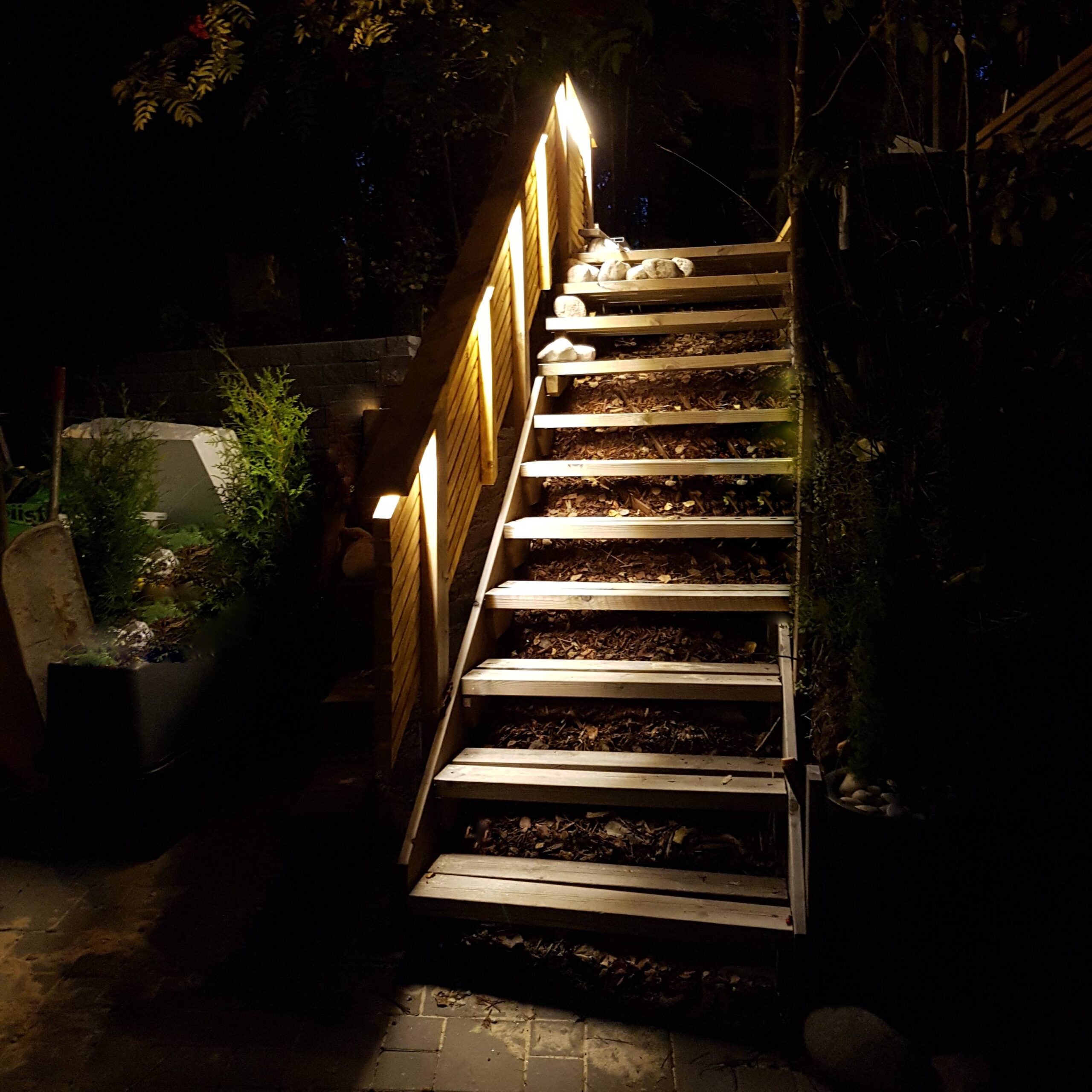 Outdoor wooden stairs illuminated with warm LED outdoor lighting and LED strip lights. - LedStore Wooden outdoor stairs are illuminated with a warm LED strip in an aluminum profile.