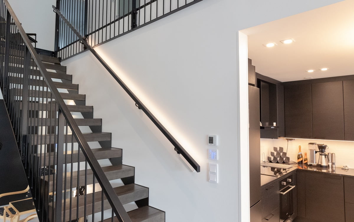 Led-valonohjaus portaikon led-nauhasta saadaan tunnelmaan sopiva värilämpötila. LIsäksi nauha on himmennettävä. ©LedStore