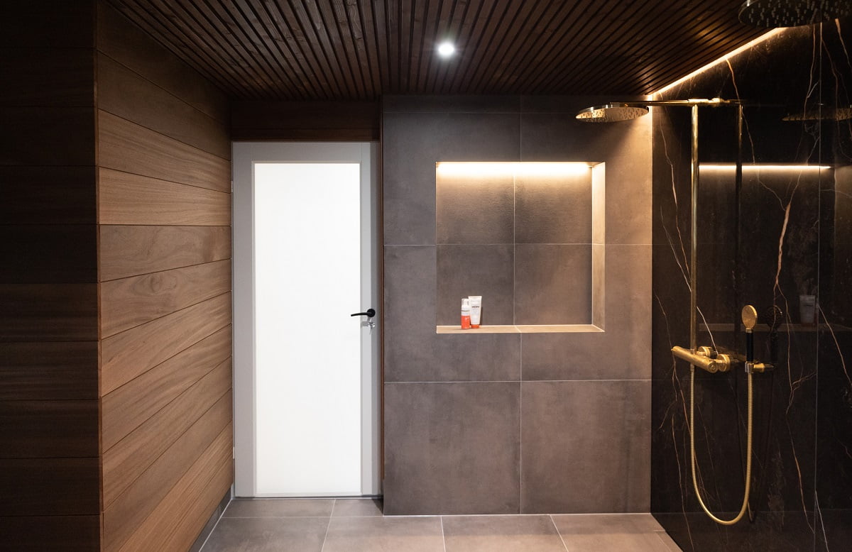 The Led strip in the ceiling groove and at the top of the shampoo shelf provide soft general lighting in the bathroom. Additional fixed, watertight 9W spotlights. © LedStore.fi  