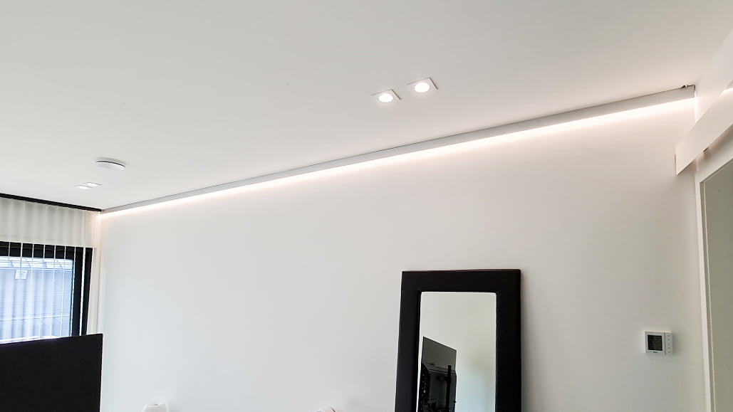 Indirect lighting installed on the bedroom ceiling, with spotlights providing general lighting.