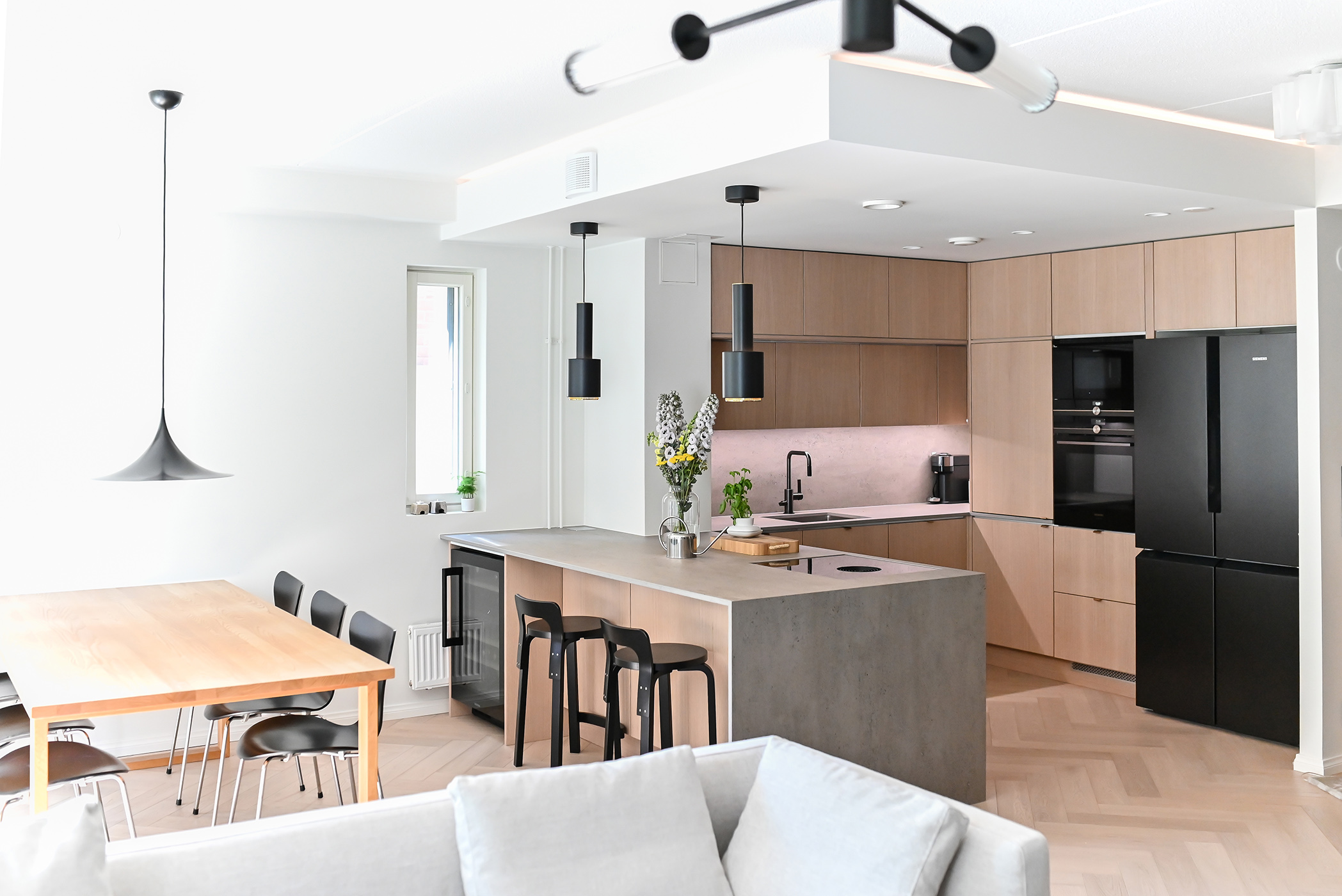 Beautifully renovated living room-kitchen. Photo: Ekastra